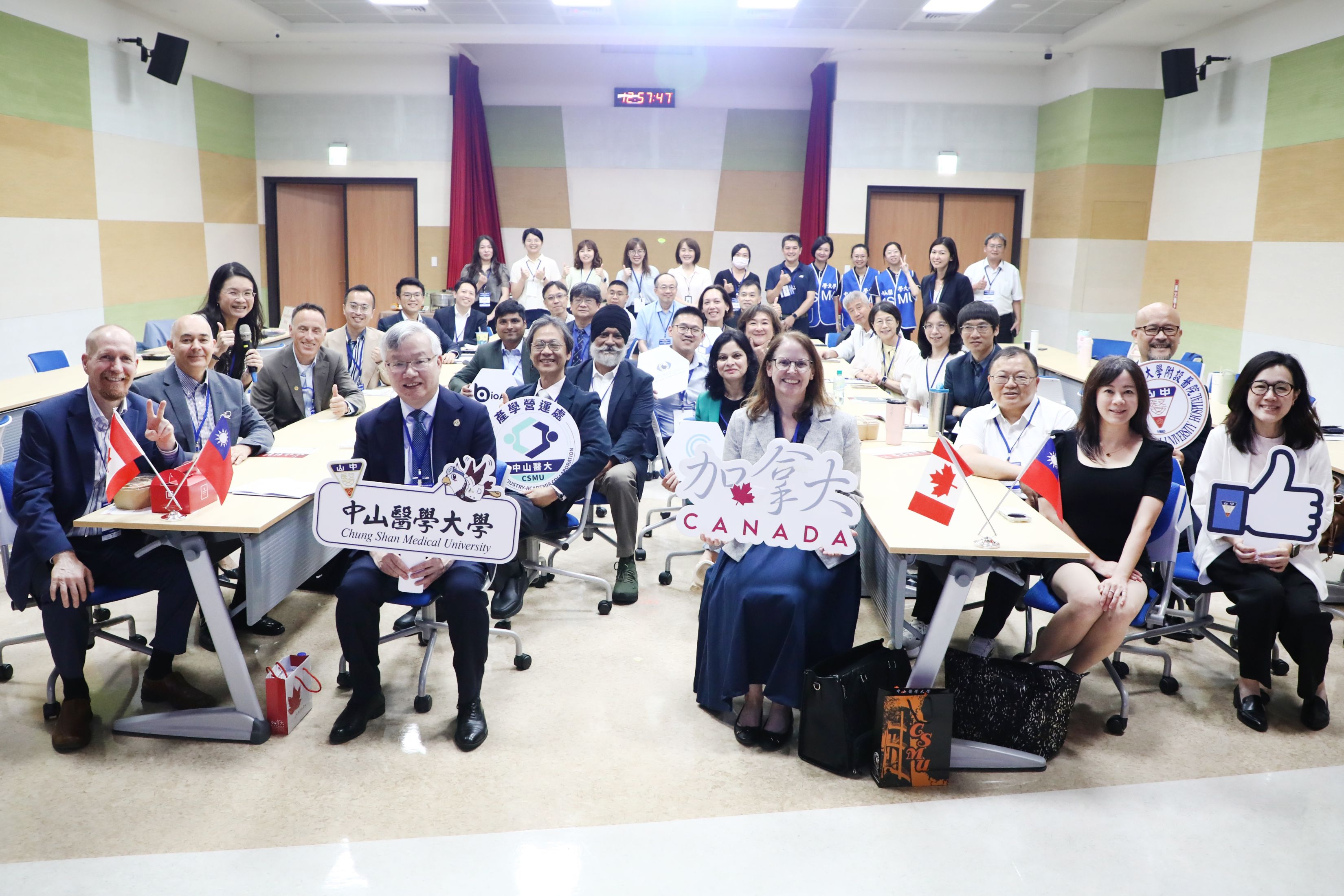 台加臨床創新與數位健康技術跨域媒合交流會7日在中山醫學大學舉行，與會者於活動後合影。（圖／中山醫學大學提供）